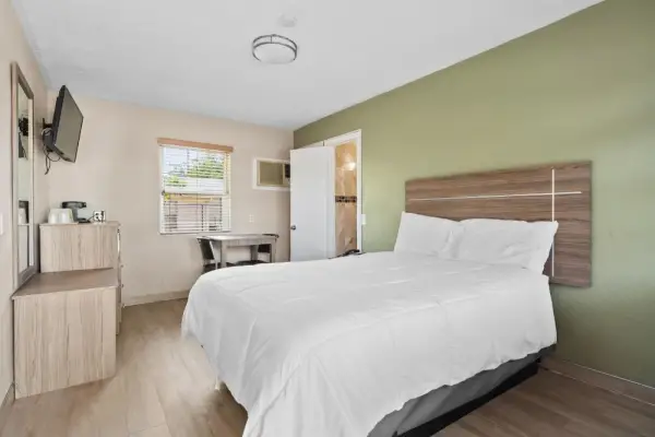 Tamiami Motel 8